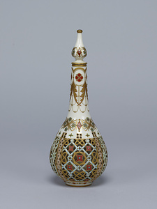 白地金彩瓔珞文透彫長頸瓶