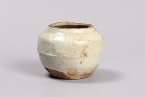 青白磁唐草文小壺（鹿児島県囎唹郡東志布志村安楽山神社境内出土）