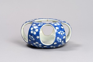 染付透彫梅花文盃台