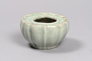 青磁稜花形盃台