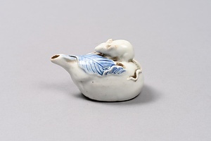 染付茄子鼠形水滴