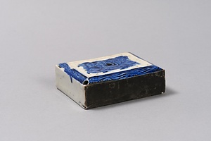 染付牡丹文方形水滴