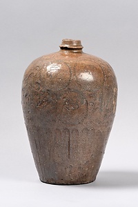 灰釉印花唐草文瓶