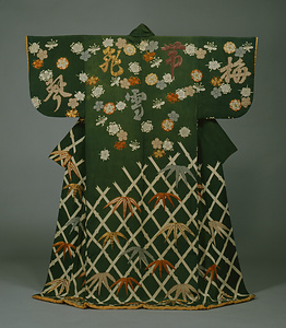 小袖 萌黄縮緬地竹垣梅桜文字模様