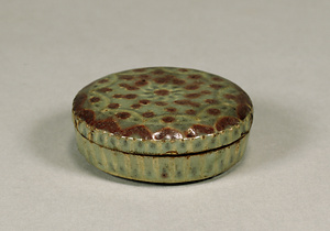 青磁白堆鉄絵辰砂花文合子