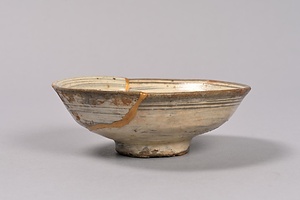 粉青象嵌牡丹文碗