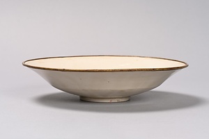 白磁唐草文輪花皿