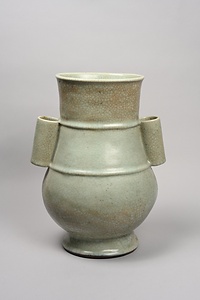 青磁管耳壺