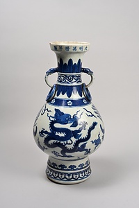 青花龍鳳獣環耳壺