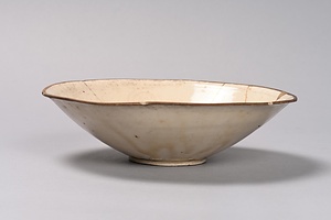 白磁蓮花文輪花鉢