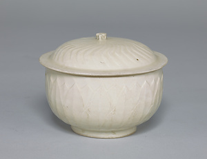 白磁蓮弁文合子