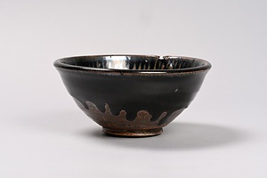 黒釉褐斑碗