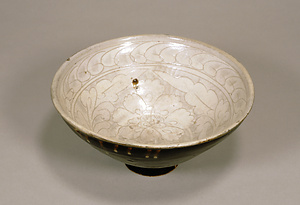白釉刻花牡丹文鉢