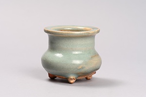 澱青釉三足香炉