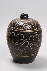 黒釉刻花文瓶