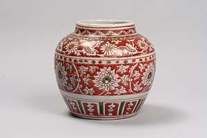 五彩花唐草文壺