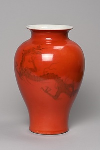 紅釉黒花龍文瓶