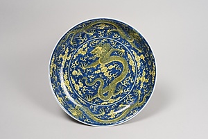 青花黄彩雲龍文皿