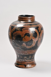 黒釉褐彩牡丹文瓶