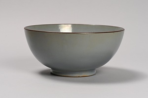 澱青釉鉢