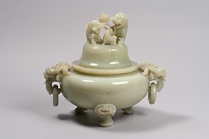 獅子鈕牡丹脚青玉香炉