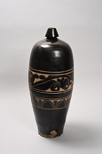 黒釉刻花唐草文瓶