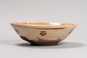 白釉鉄絵梅鉢文茶碗