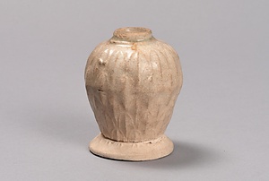 白磁印花蓮弁文小瓶