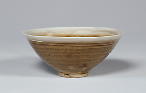 褐釉白覆輪唐草文碗