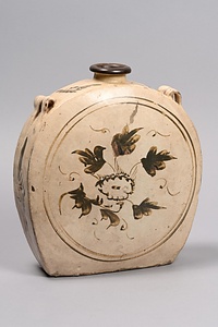 白釉鉄絵牡丹文扁壺