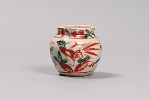 五彩花卉文小壺