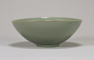 青磁鸚鵡文輪花鉢