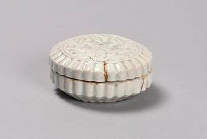 白磁牡丹文合子