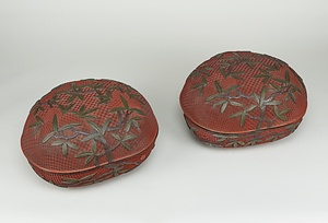 堆朱紅花緑葉蟠桃食篭