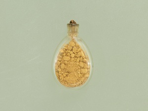 色科標品（赤褐色＝鉄？）