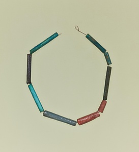 ファイアンス製首飾り