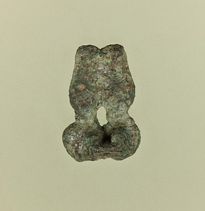 二連ワジェト（頭飾り）の一部？