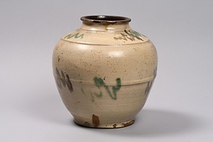 白釉緑褐彩壺