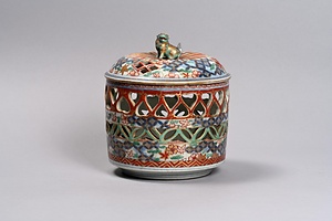 色絵金彩透彫獅子鈕香炉