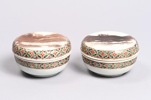 色絵銅版山水図合子（丹山染付銘）