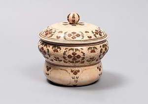 色絵金彩唐花文蓋物