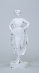 腰に両手に置く踊り子