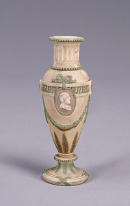 白地緑彩白彩人物文小瓶