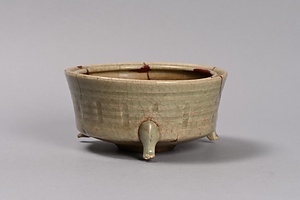 青磁算木文千鳥香炉（伝福岡県出土）