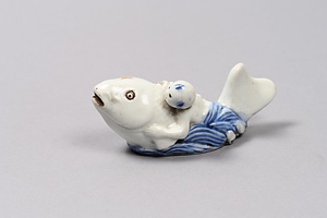 染付鯉童子形水滴