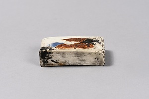 白磁菊花文方形水滴