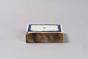 染付能面文方形水滴