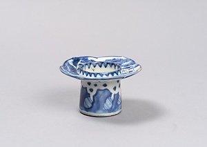 染付五花形盃台