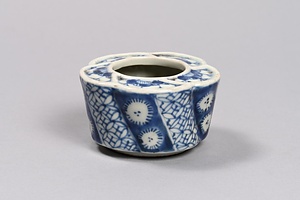 染付梅花形盃台