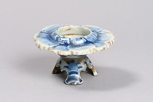 染付牡丹形盃台